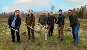 Första spadtaget: Pär Holm, seminstationschef, Viktor Tornberg, ordf Svenska Köttföretagen, Johan Eriksson, ordf Sveriges Grisproducenter, Hans Agné, VD Svenska Köttföretagen, Anders Drottja, regeringskansliet, Jari Pustinen, kommunalråd Eskilstuna