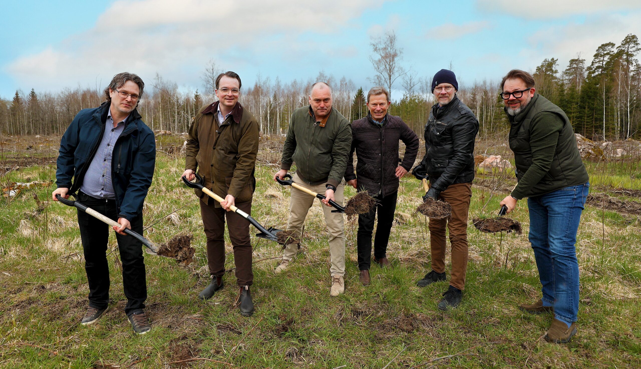 Första spadtaget: Pär Holm, seminstationschef, Viktor Tornberg, ordf Svenska Köttföretagen, Johan Eriksson, ordf Sveriges Grisproducenter, Hans Agné, VD Svenska Köttföretagen, Anders Drottja, regeringskansliet, Jari Pustinen, kommunalråd Eskilstuna