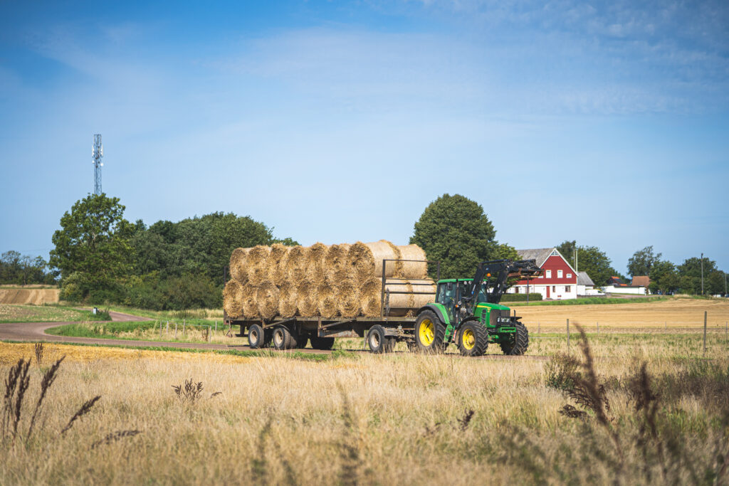 Höstbild. Traktor med halmbalar